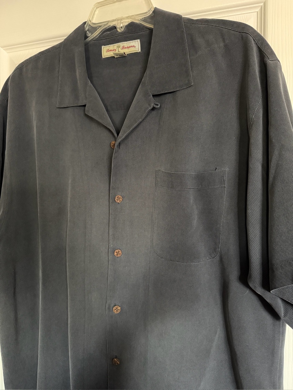 Tommy Bahama Classic Short Sleeve 100% Silk Shirt in Gray.  size L